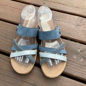 Comfy SKECHERS slip on sandals 💙🤍💙
